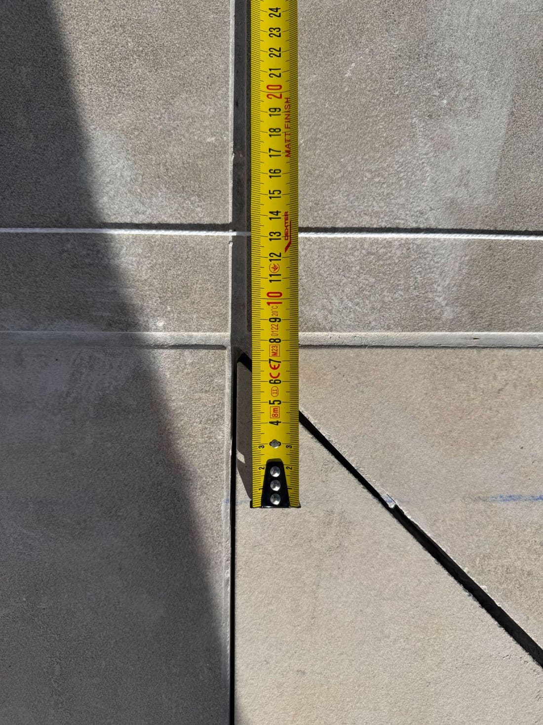 Medido en obra: 13 cm entre la referencia del plano firmado y la línea propuesta el día de la entrega.